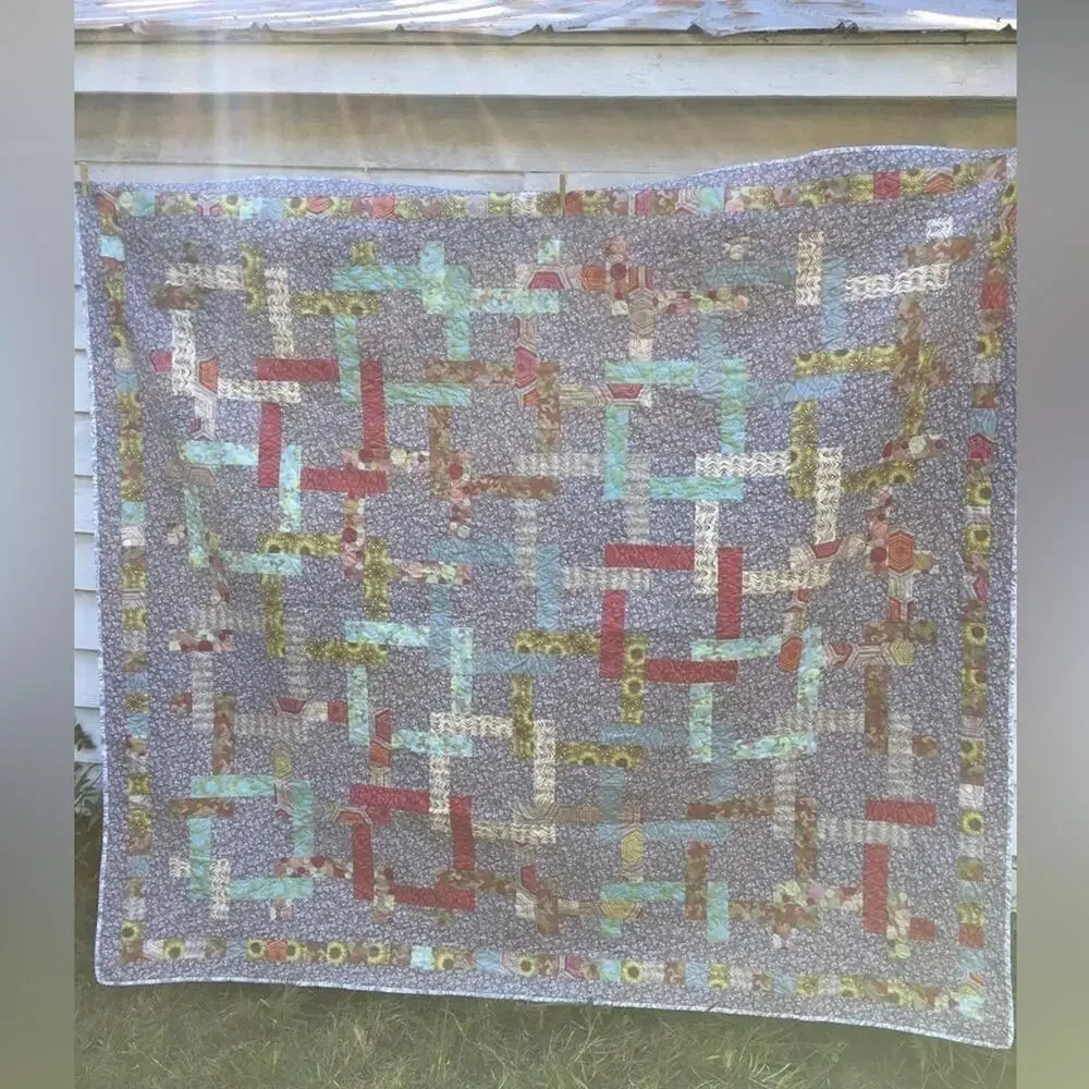 Quilt by me Ruth twisted pretzel is the pattern. Size is 76”-84” Machine quilted